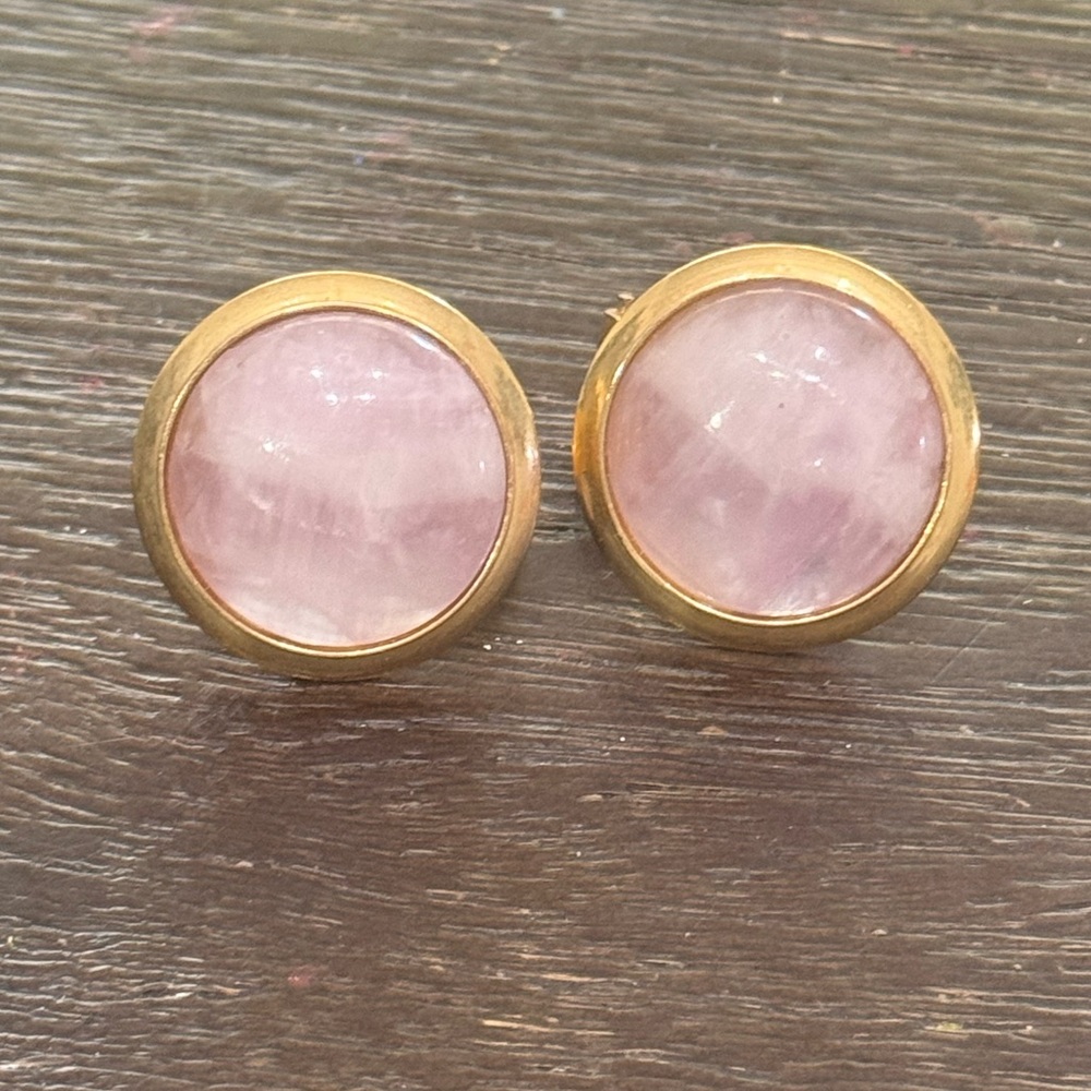 Rose quarts and gold earring with lovely rose quarts swirls!